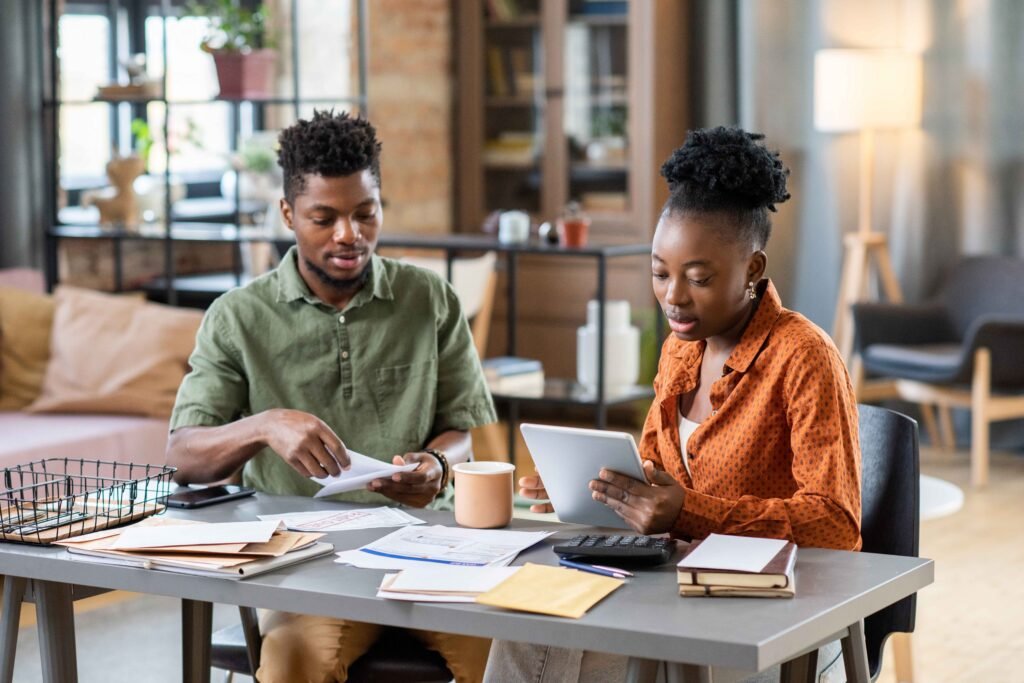 couple-analyzing-month-expenses